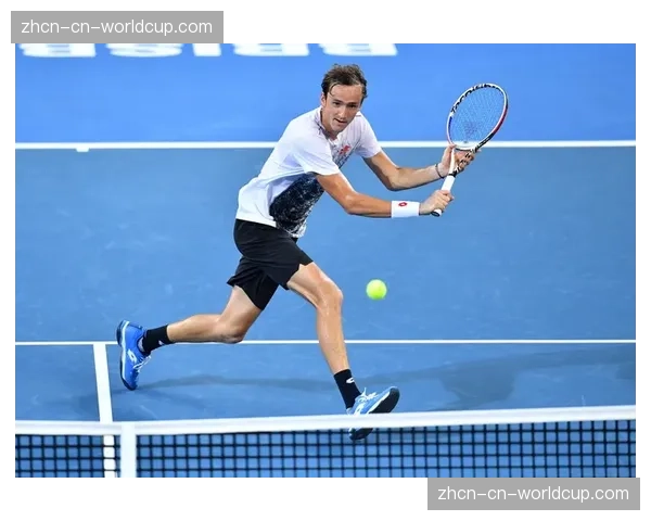 ATP迈阿密大师赛:梅德韦杰夫决赛不敌辛纳屈居亚军 ATP迈阿密大师赛:梅德韦杰夫决赛不敌辛纳屈居亚军